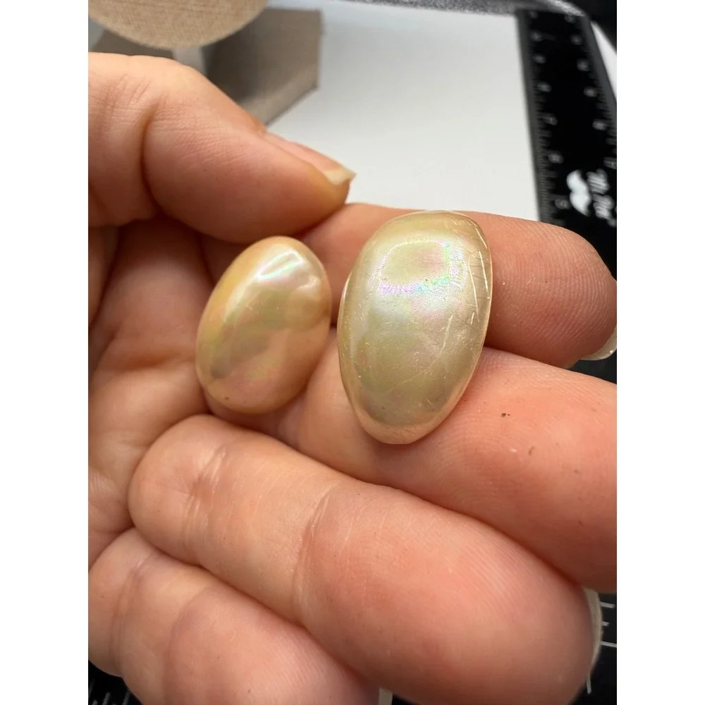 Vintage‎ Iridescent Champagne Oval Stud Earrings Pearlescent Cream Luster Post